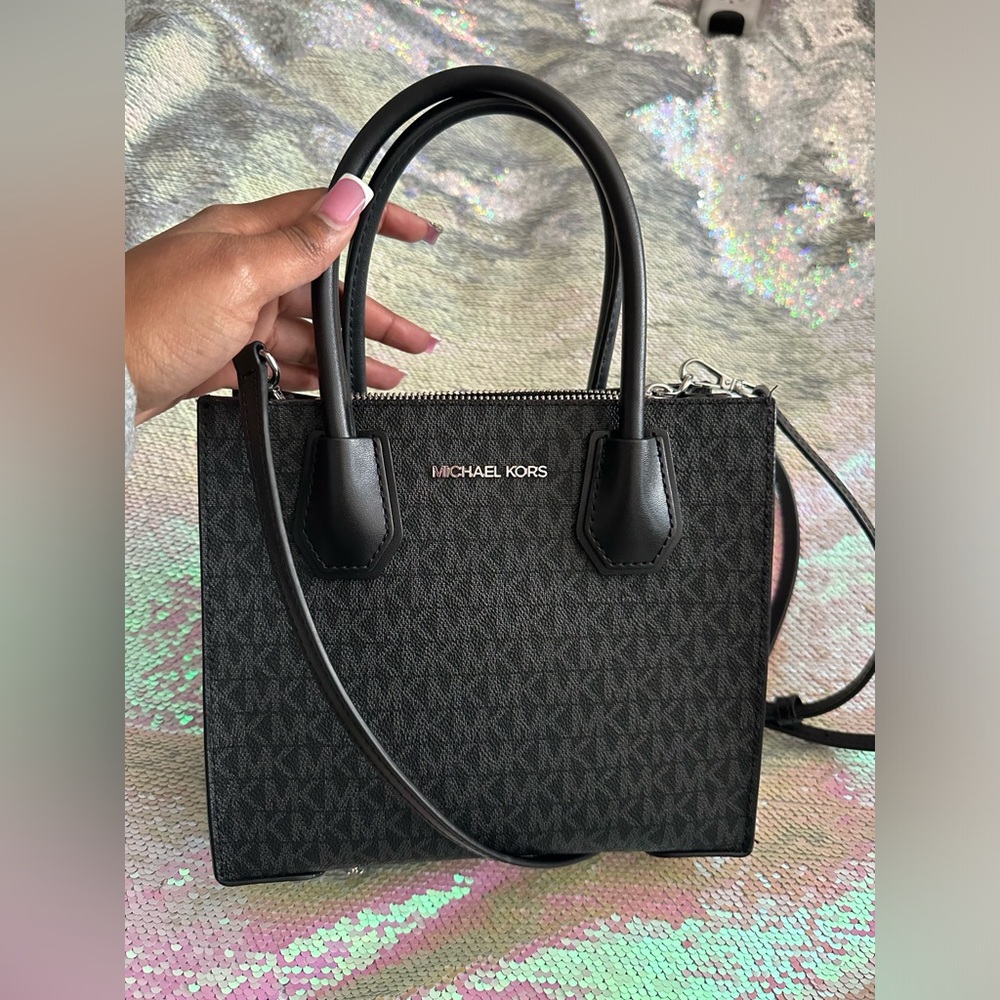 BLACK MICHAEL KORS Mercer Medium Logo and Leather Accordion Crossbody Bag